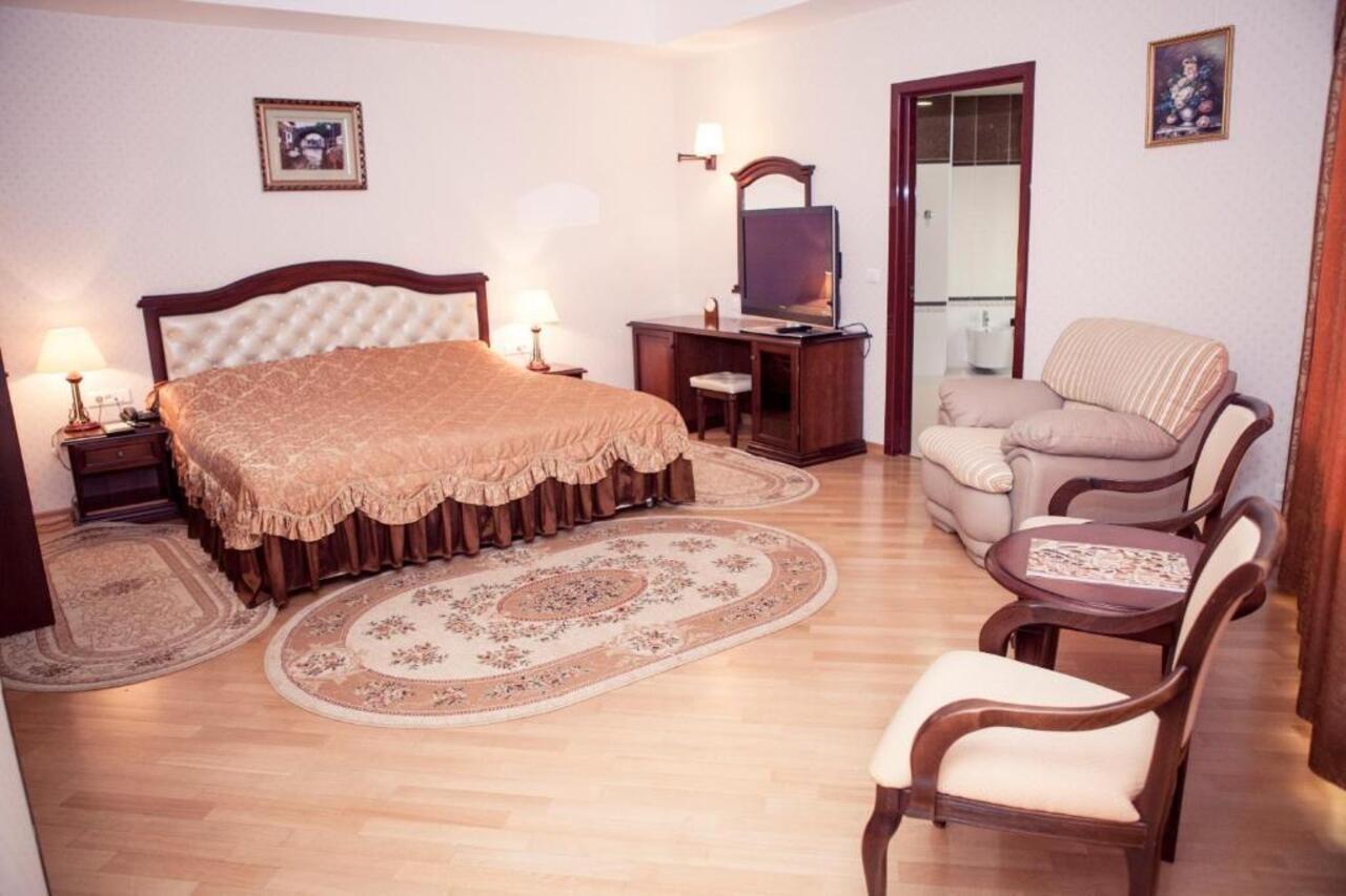 Grand Hotel Victory 악타우 외부 사진 A bedroom