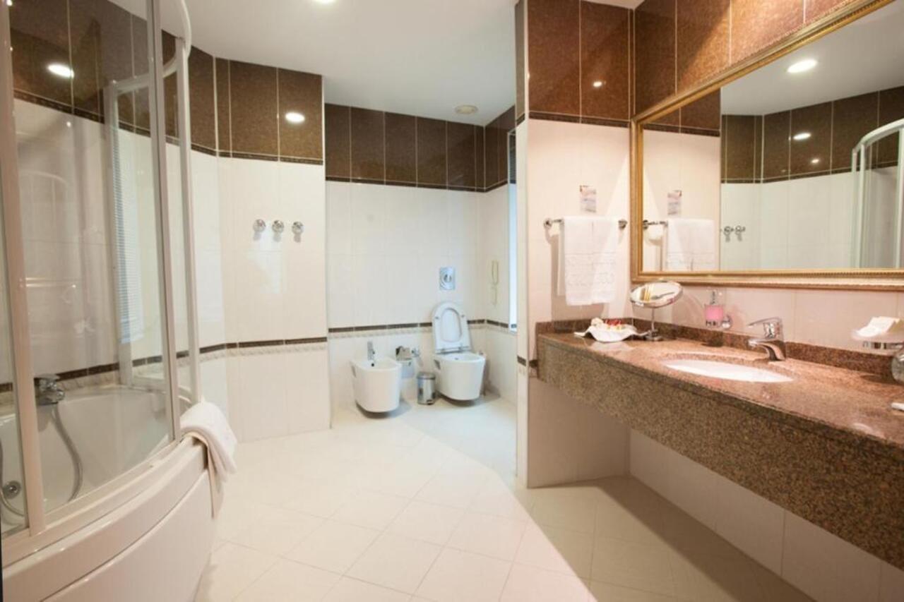 Grand Hotel Victory 악타우 외부 사진 A modern bathroom