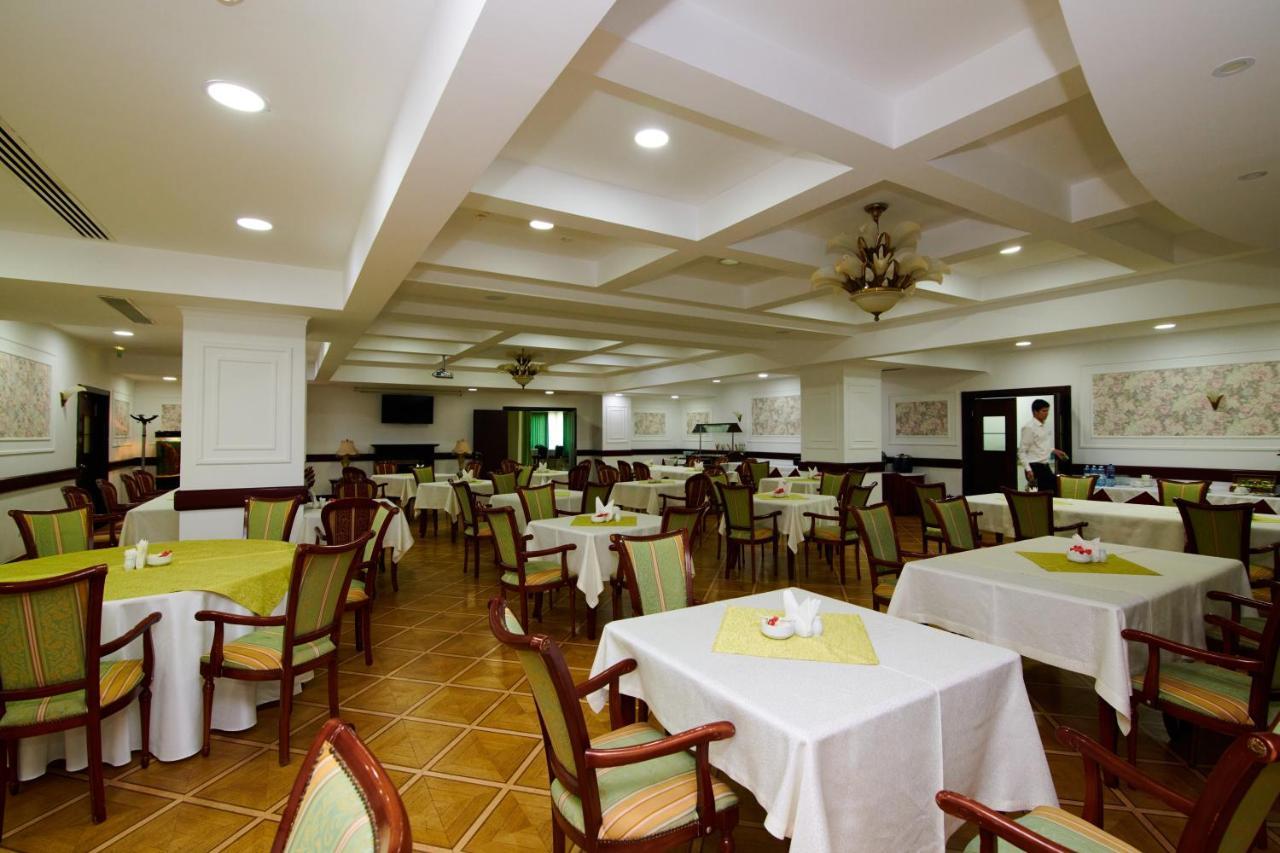 Grand Hotel Victory 악타우 외부 사진 The dining room at the hotel