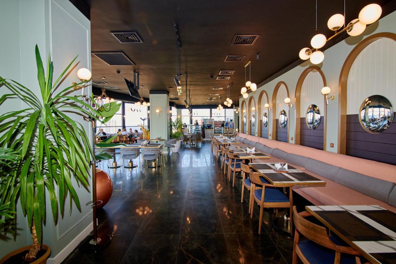 Grand Hotel Victory 악타우 외부 사진 Restaurant interior