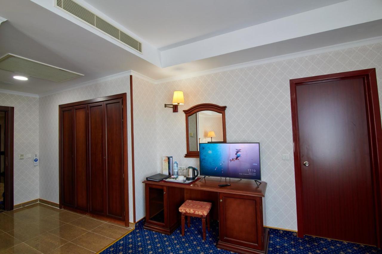 Grand Hotel Victory 악타우 외부 사진 A room at the hotel
