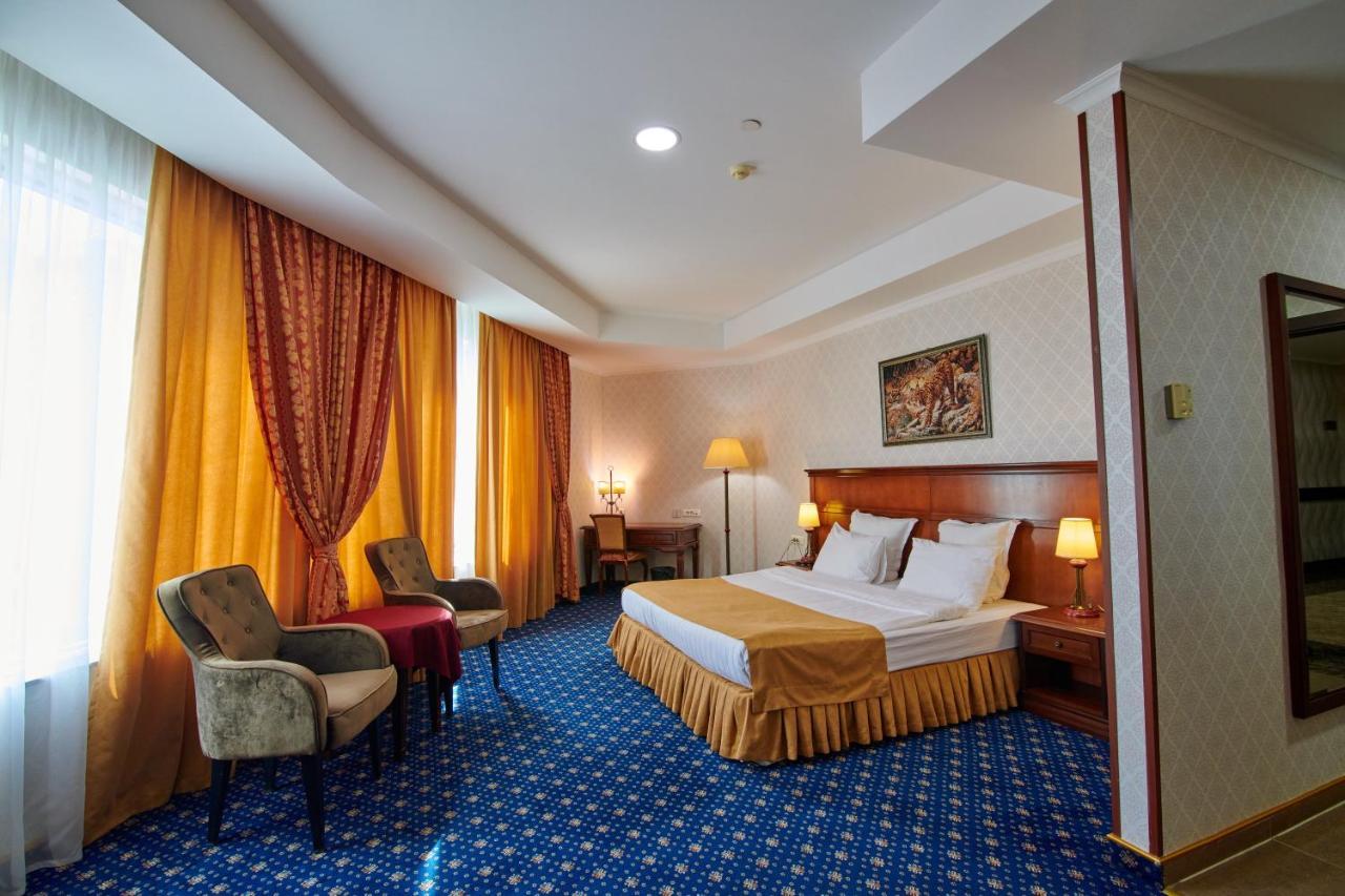 Grand Hotel Victory 악타우 외부 사진 A room at the hotel