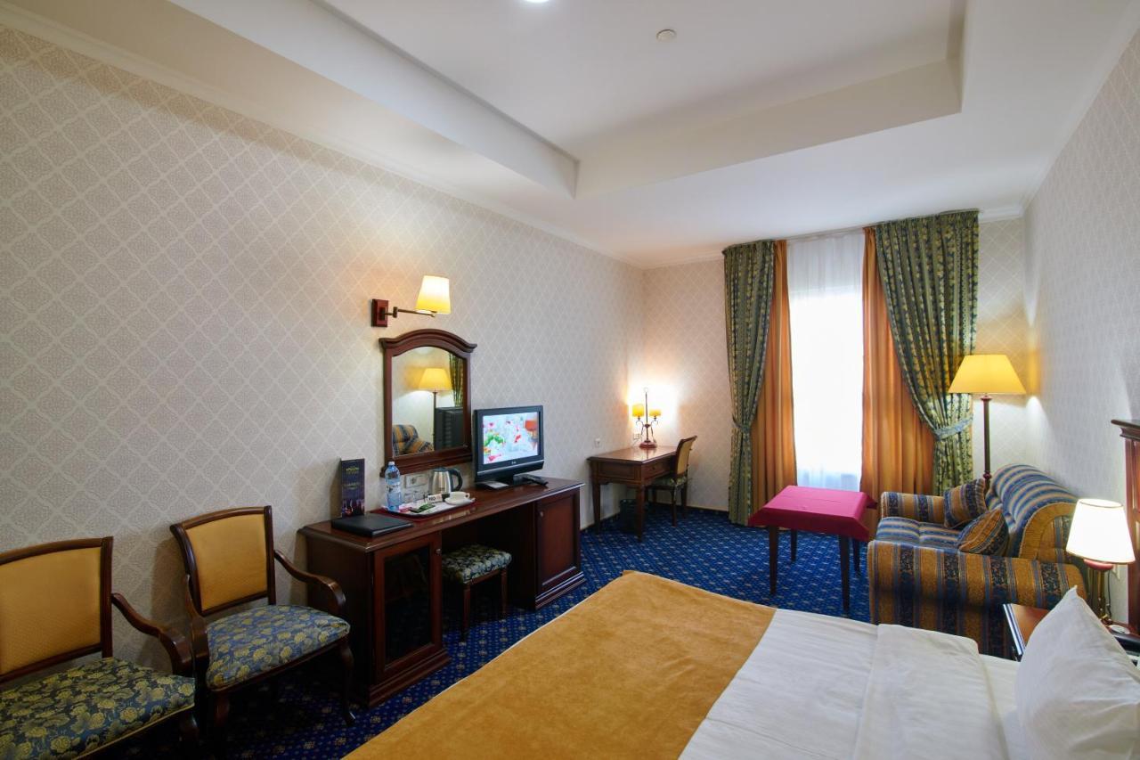 Grand Hotel Victory 악타우 외부 사진 A room at the hotel