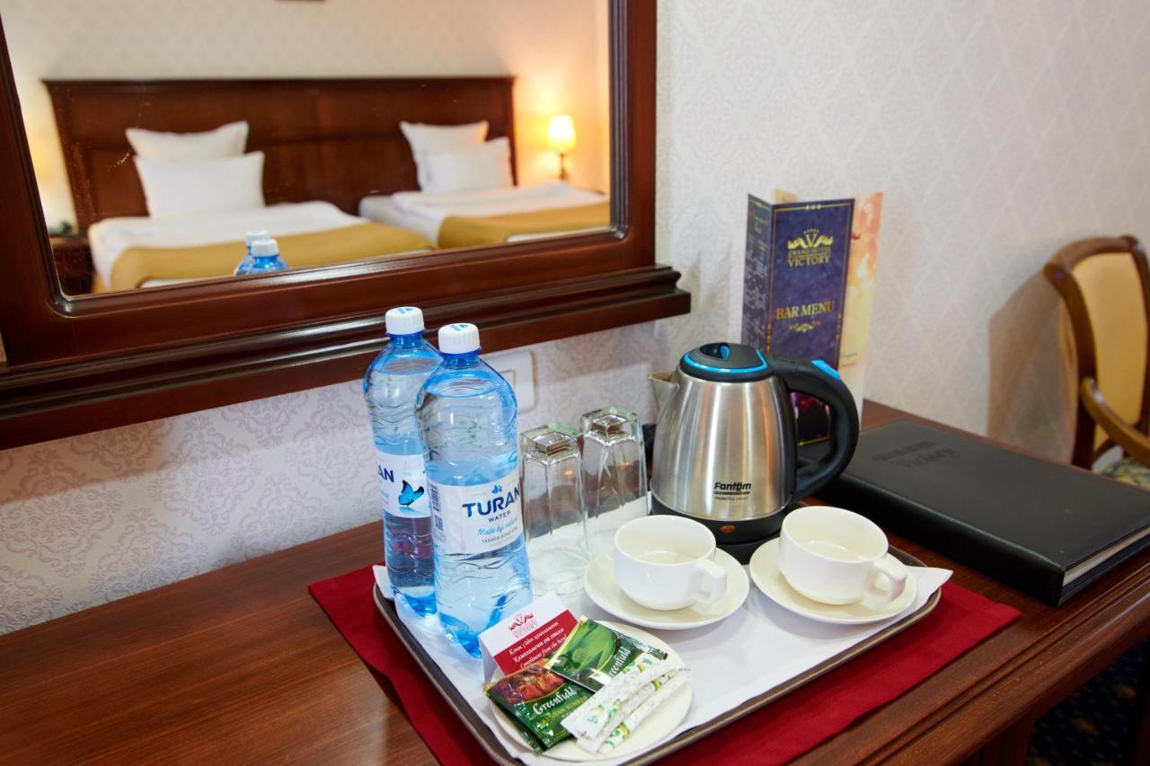 Grand Hotel Victory 악타우 외부 사진 A kettle in a hotel room