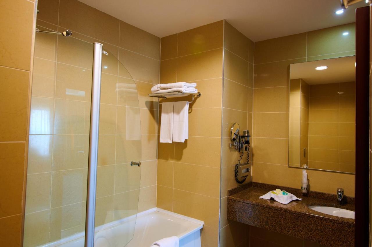 Grand Hotel Victory 악타우 외부 사진 A shower door