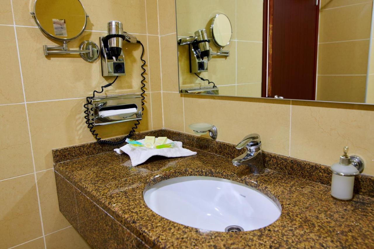 Grand Hotel Victory 악타우 외부 사진 Bathroom