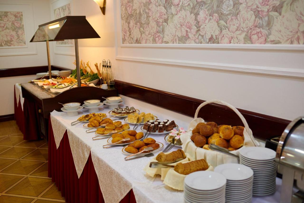 Grand Hotel Victory 악타우 외부 사진 A buffet