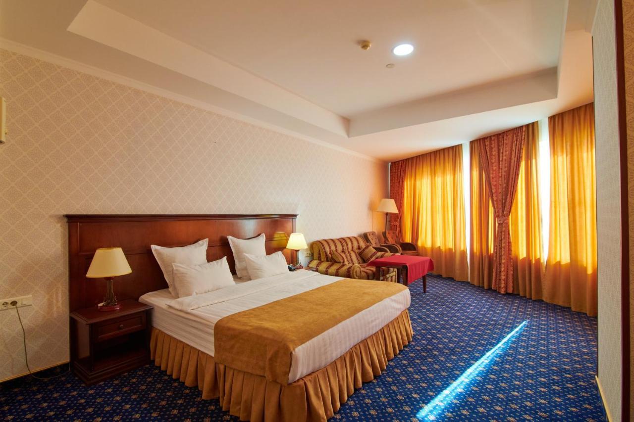 Grand Hotel Victory 악타우 외부 사진 A bedroom at the hotel