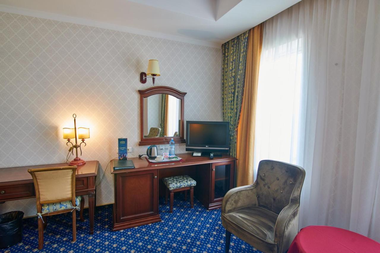 Grand Hotel Victory 악타우 외부 사진 A room at the hotel