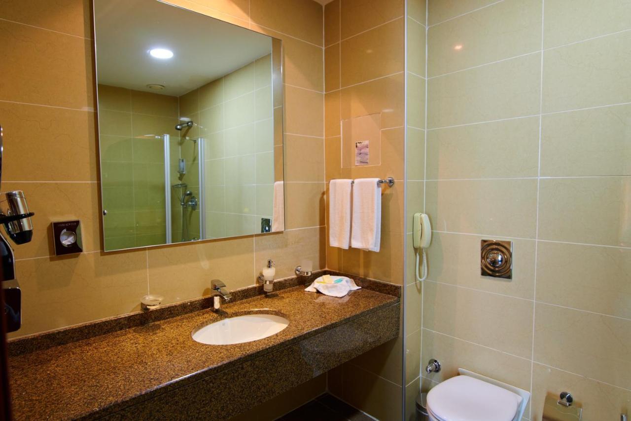 Grand Hotel Victory 악타우 외부 사진 Bathroom