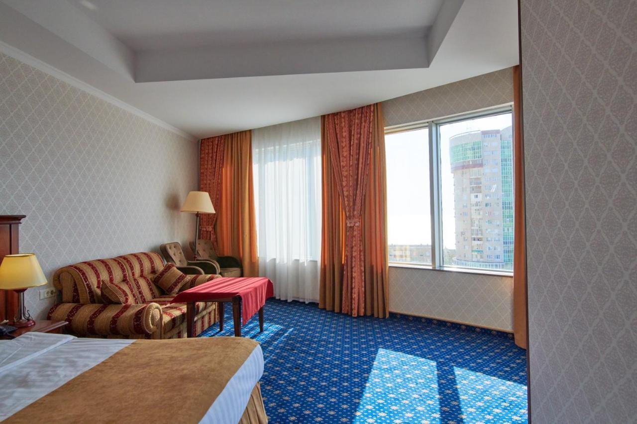Grand Hotel Victory 악타우 외부 사진 A room at the hotel