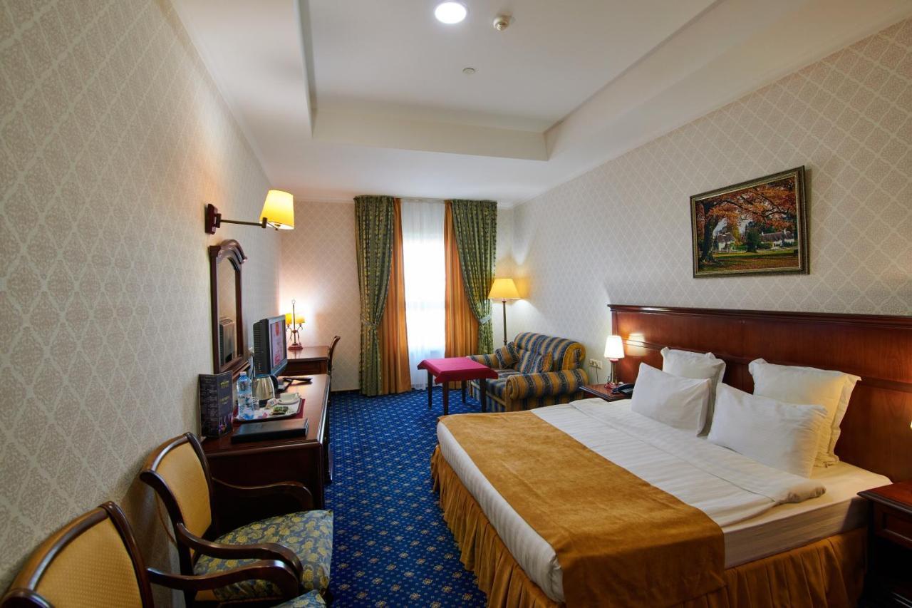 Grand Hotel Victory 악타우 외부 사진 A room at the hotel