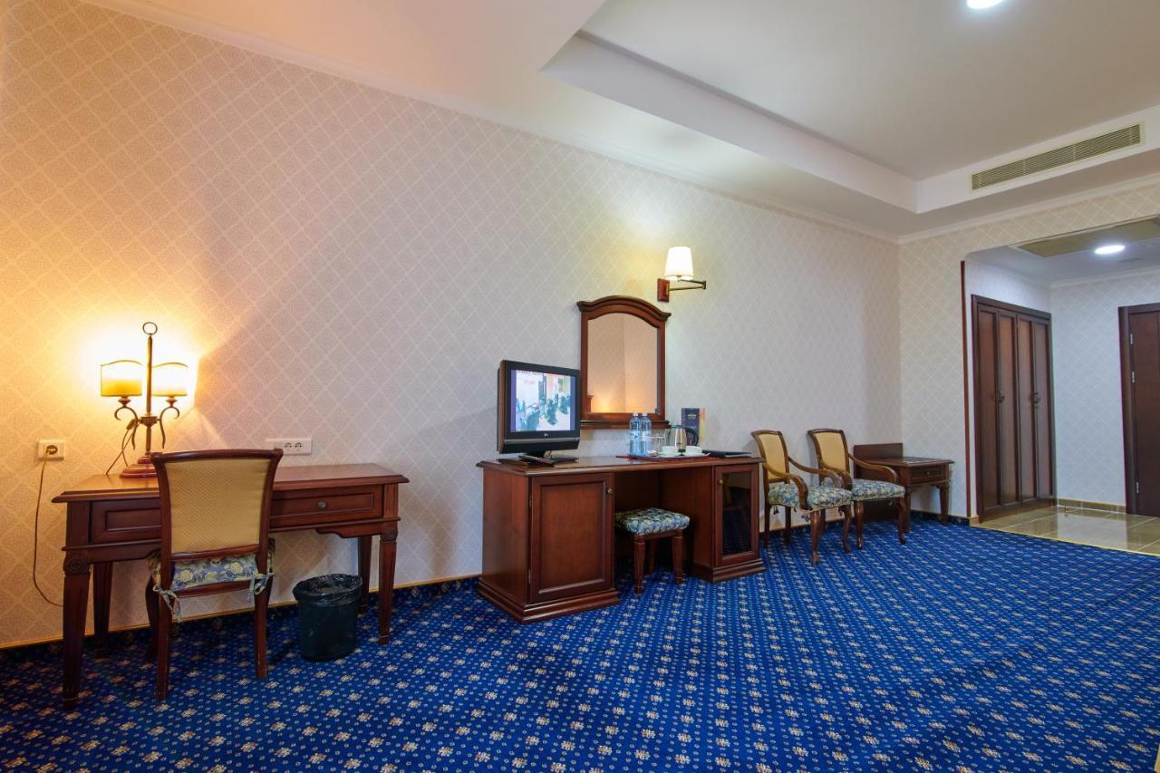 Grand Hotel Victory 악타우 외부 사진 A room at the hotel