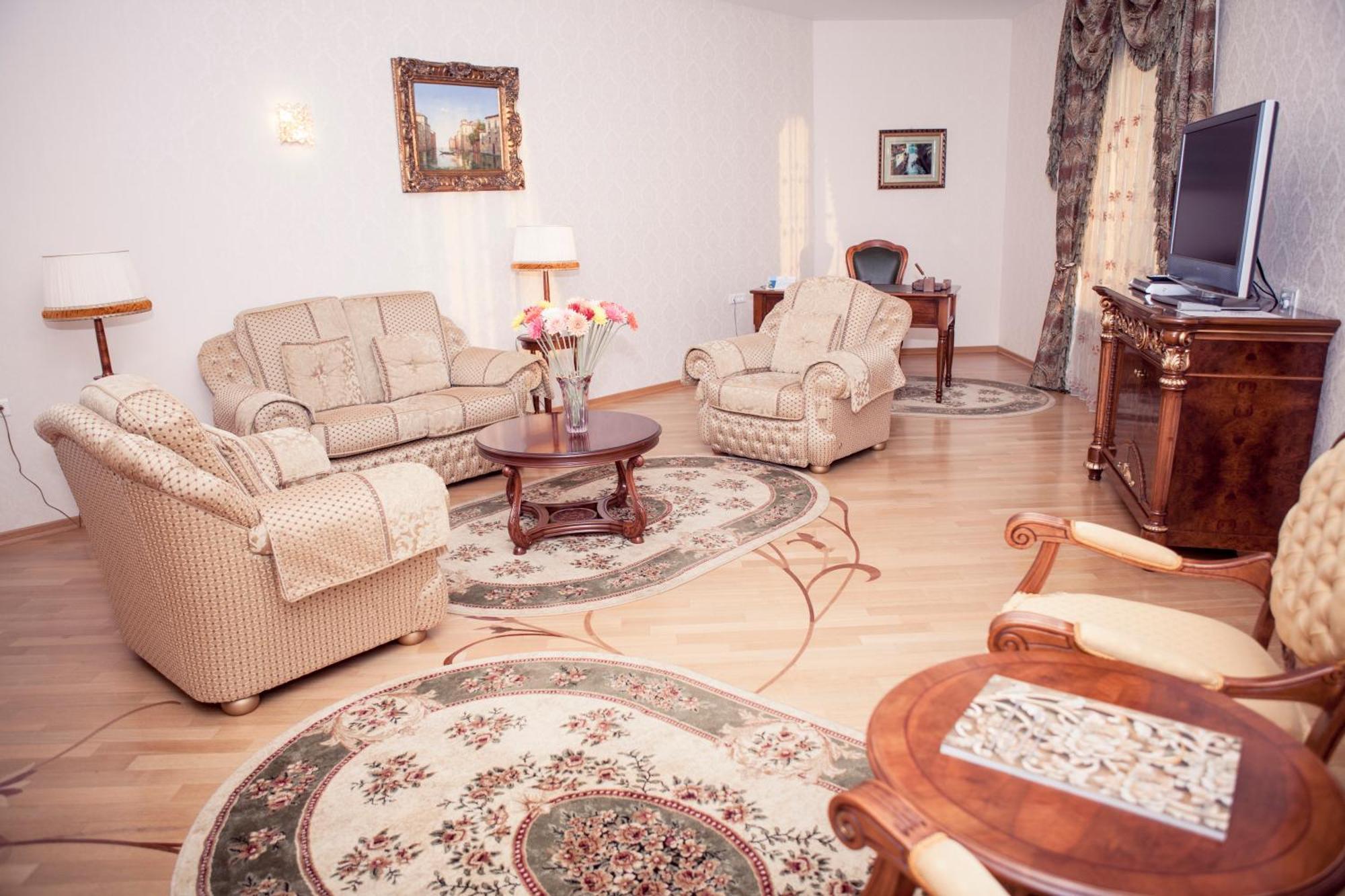 Grand Hotel Victory 악타우 외부 사진 A living room