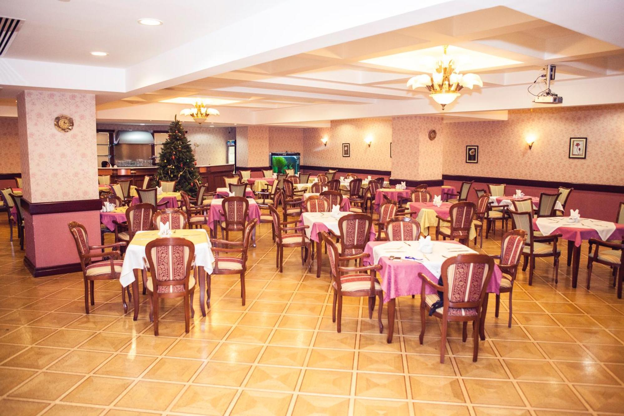 Grand Hotel Victory 악타우 외부 사진 Restaurant