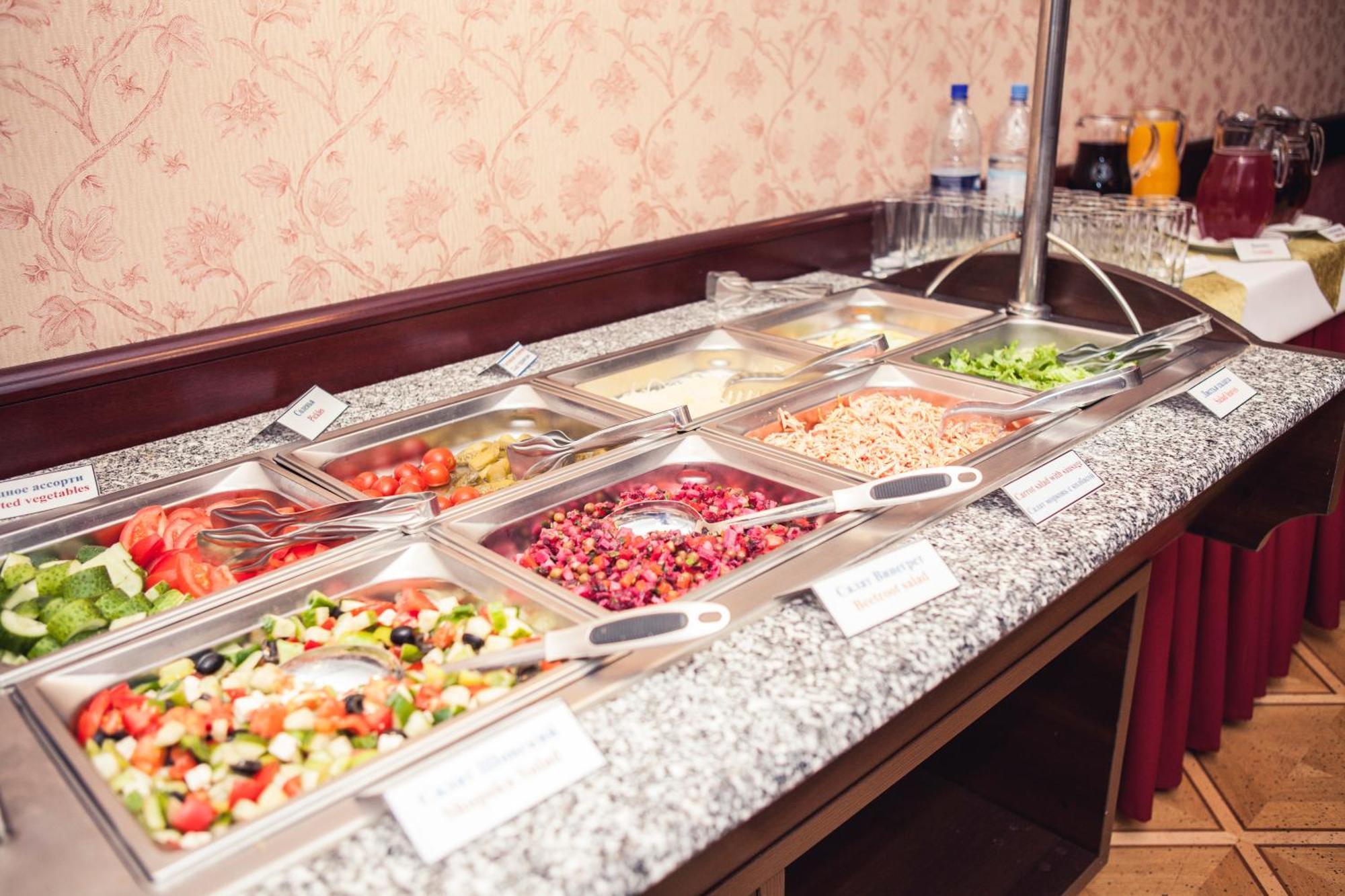Grand Hotel Victory 악타우 외부 사진 A salad bar