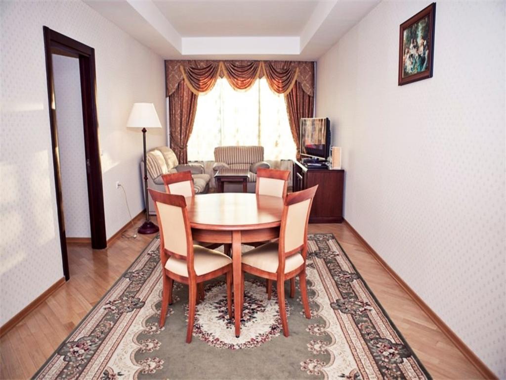 Grand Hotel Victory 악타우 외부 사진 A typical hotel room