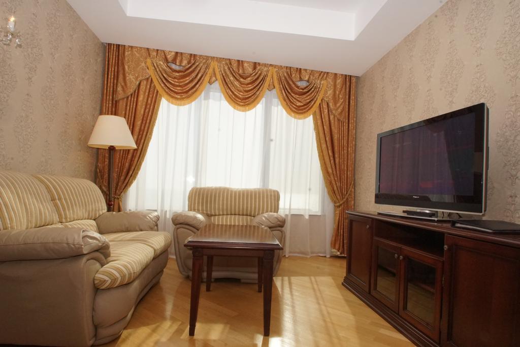 Grand Hotel Victory 악타우 외부 사진 A living room with a television