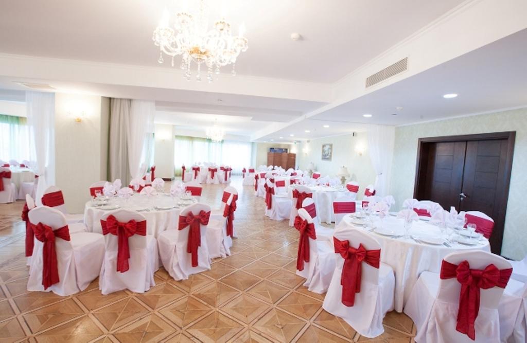 Grand Hotel Victory 악타우 외부 사진 A banquet hall